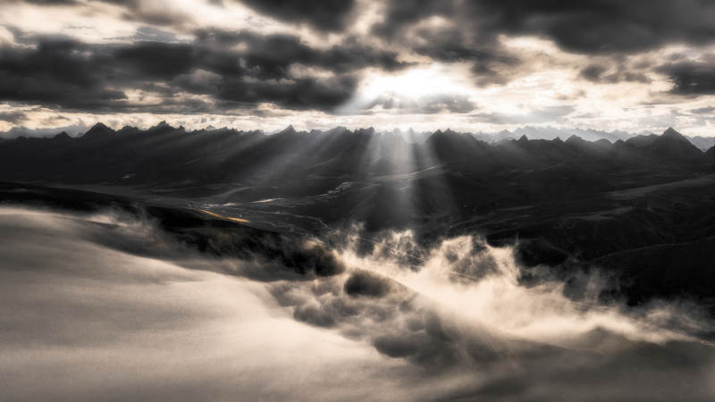 山间云海 光束穿透图片