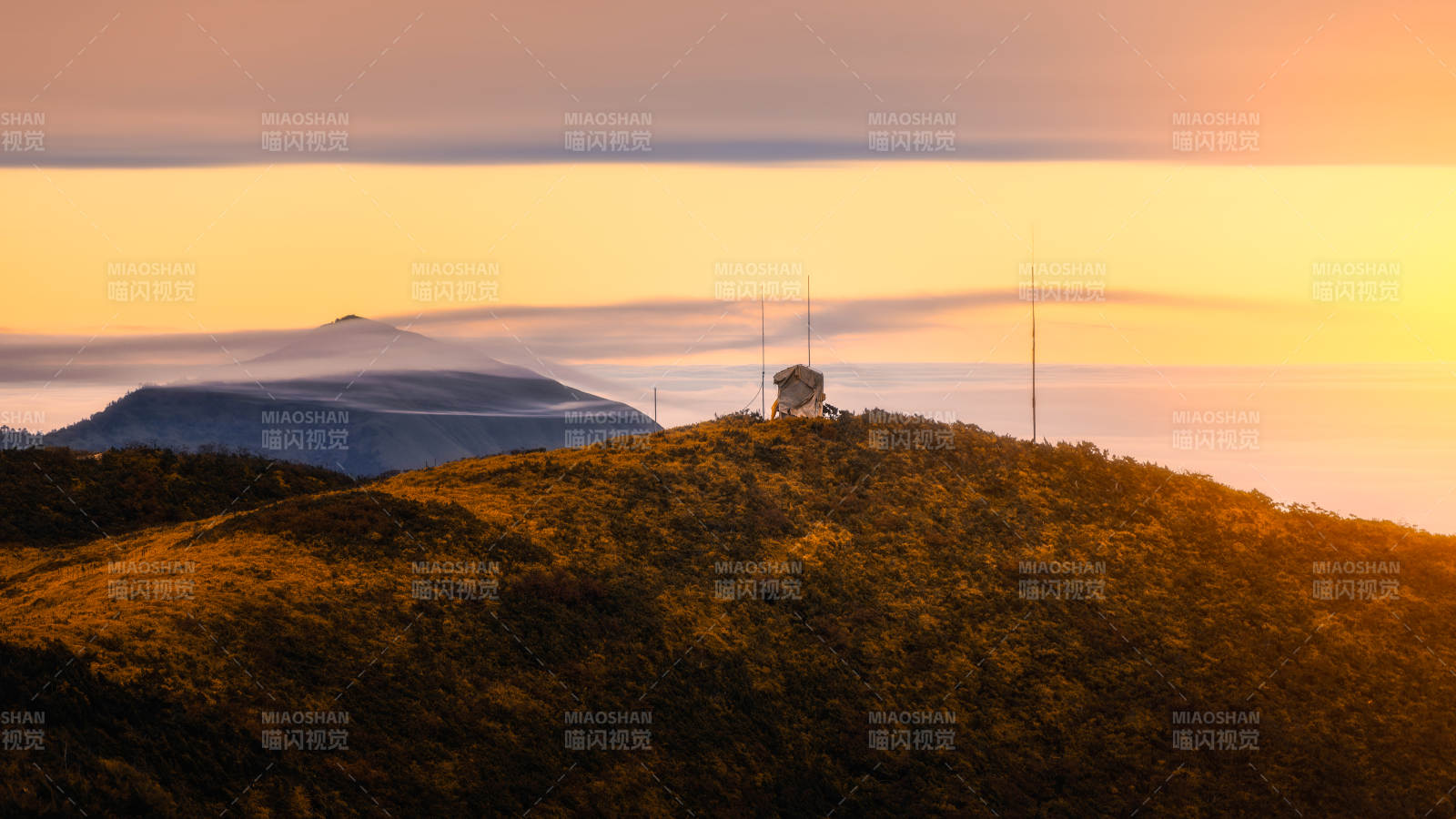 山顶日落 天线剪影图片