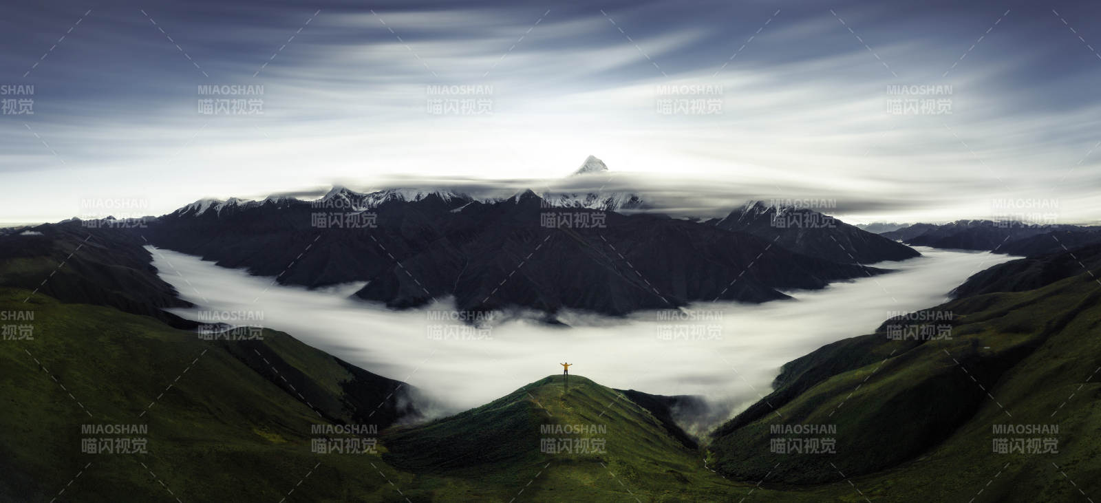 云海山巅 十字架矗立图片