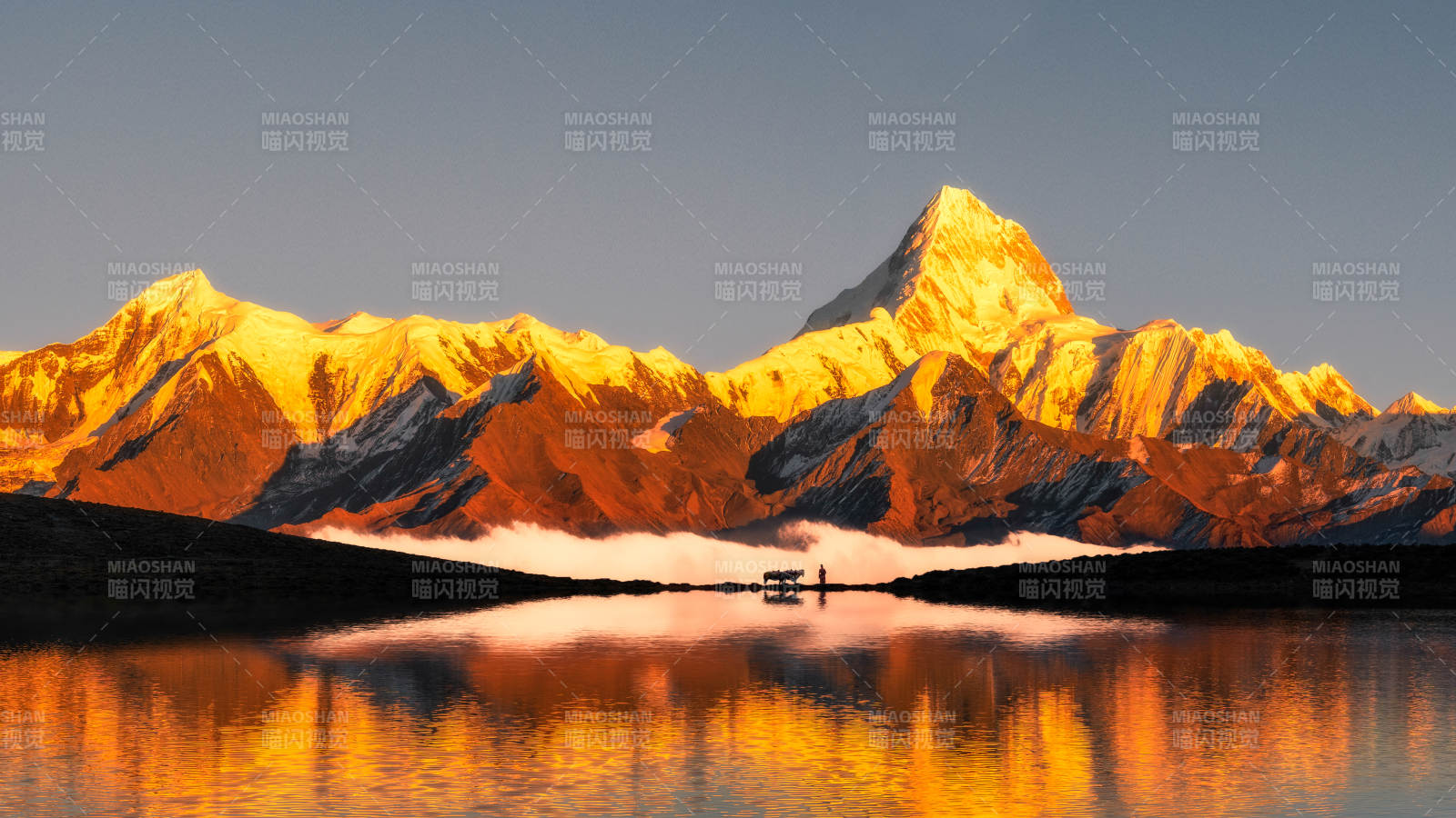 雪山倒影湖面 晨光璀璨图片