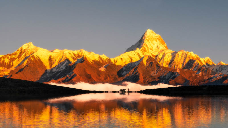 雪山倒影湖面 晨光璀璨图片