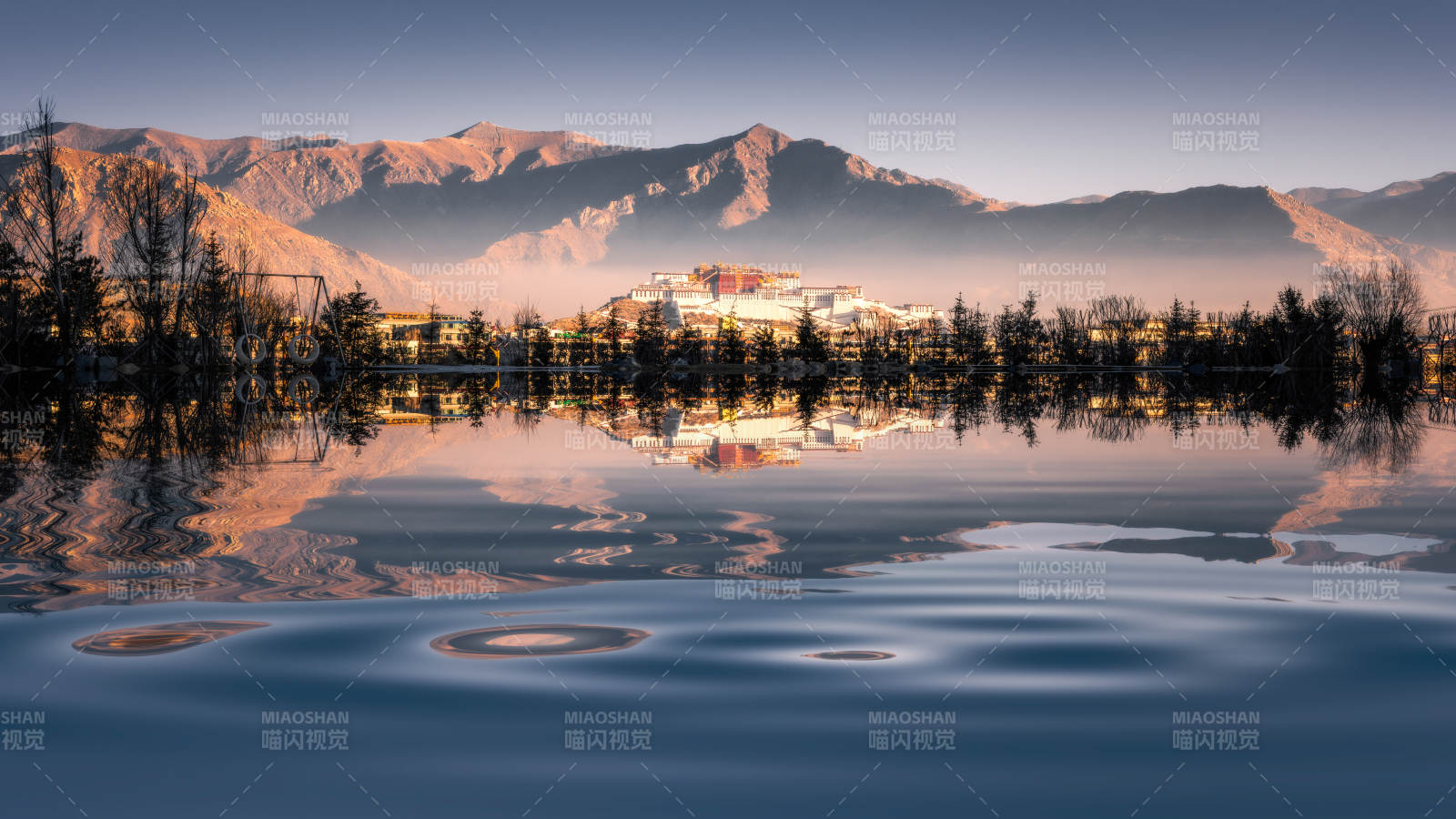 湖畔山影 晨曦静谧图片