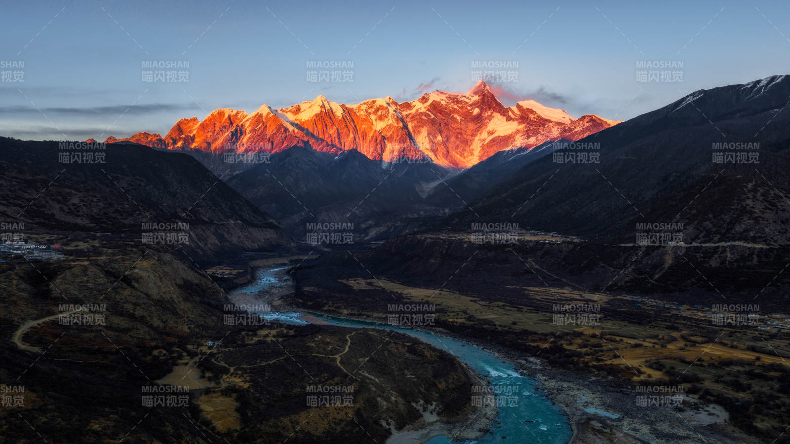 雪山映霞 江流蜿蜒图片