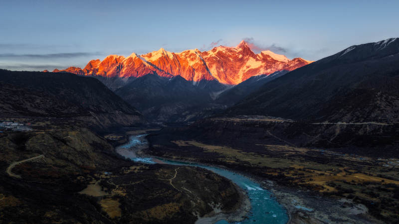 雪山映霞 江流蜿蜒图片