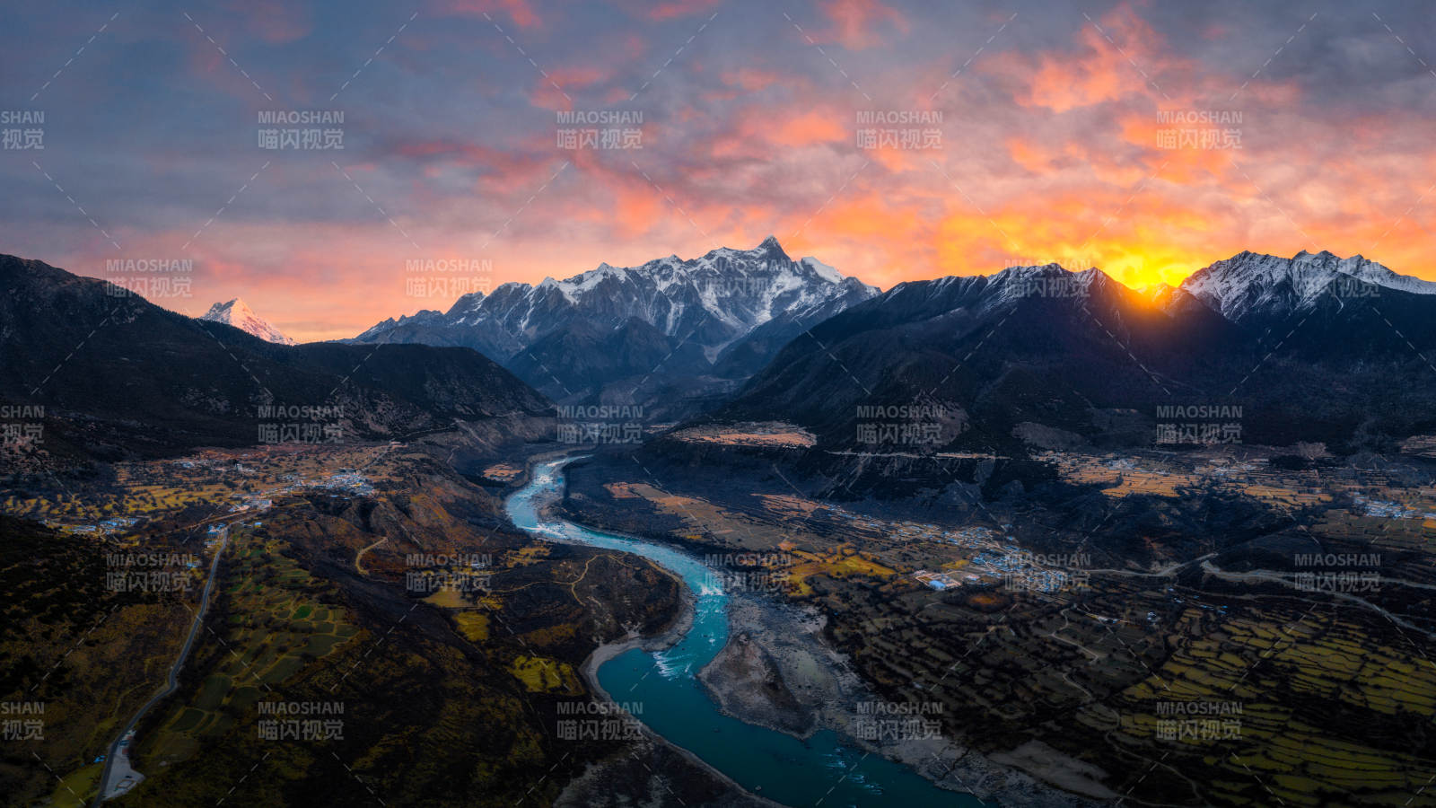 雪山河谷夕阳美景图片