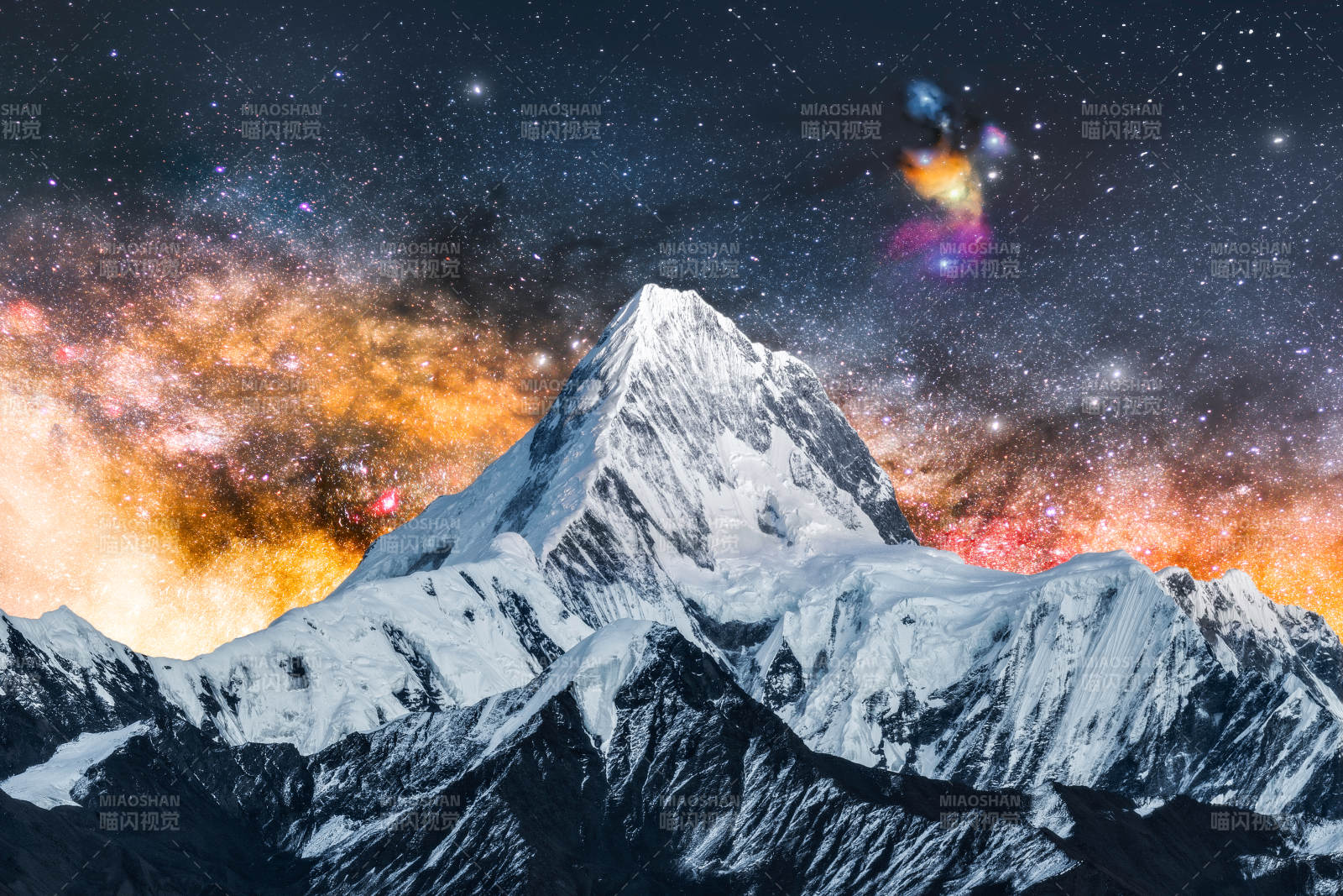 雪山与星空的壮丽奇景图片