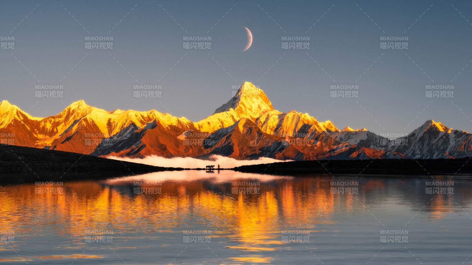 雪山湖畔 月映金辉图片