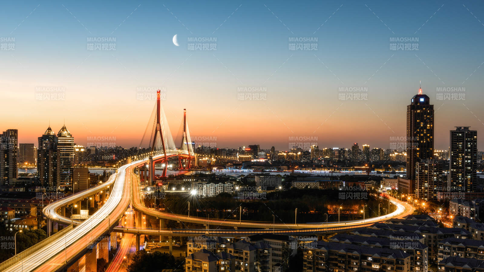 城市夜景与桥梁灯火辉煌图片