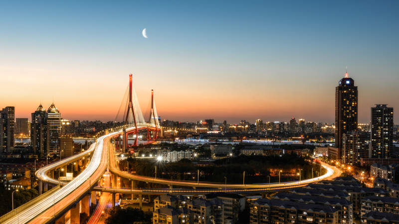 城市夜景与桥梁灯火辉煌图片