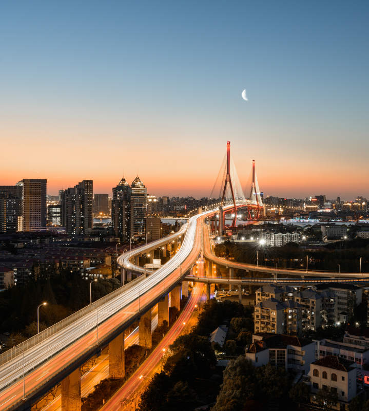 城市夜景与桥梁灯火辉煌图片