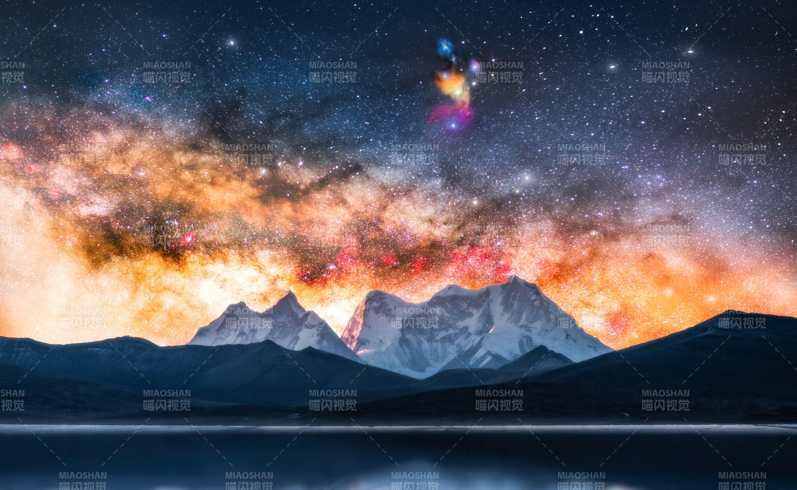 星河璀璨映雪山图片