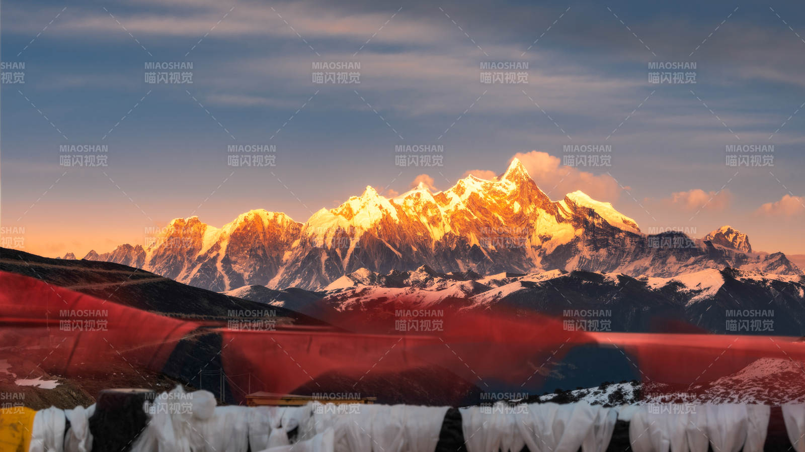 雪山日出 经幡飘扬图片