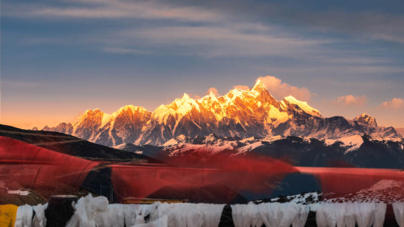 雪山日出 经幡飘扬图片