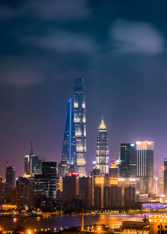 夜幕下的城市天际线图片