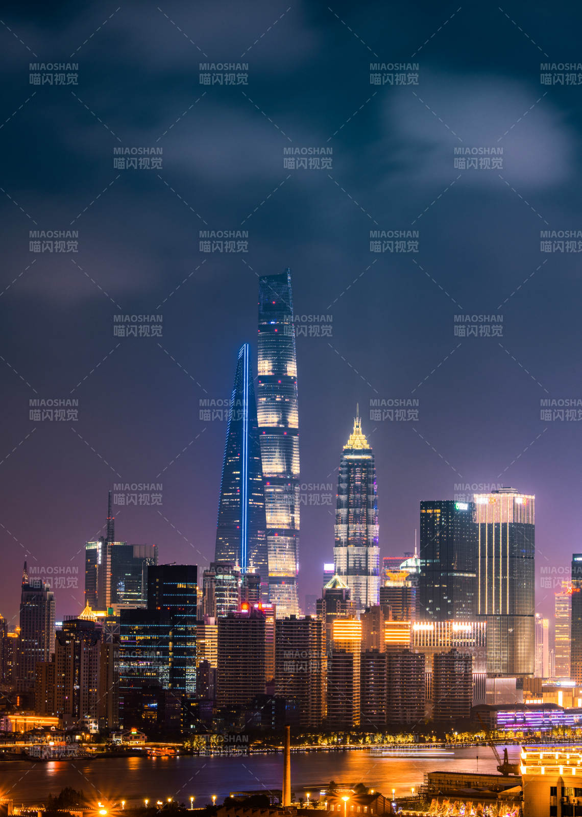 夜幕下的城市天际线图片