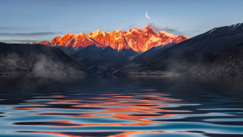 雪山湖畔 月映霞光图片