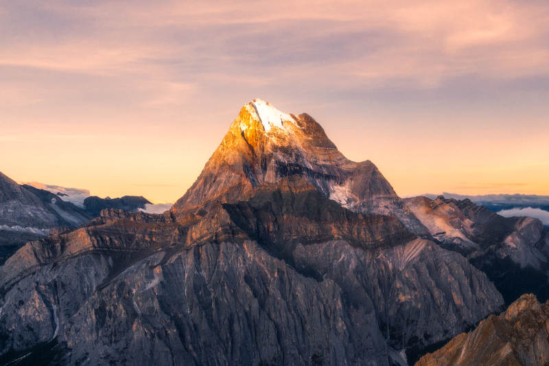 雪山之巅 晨光初照图片