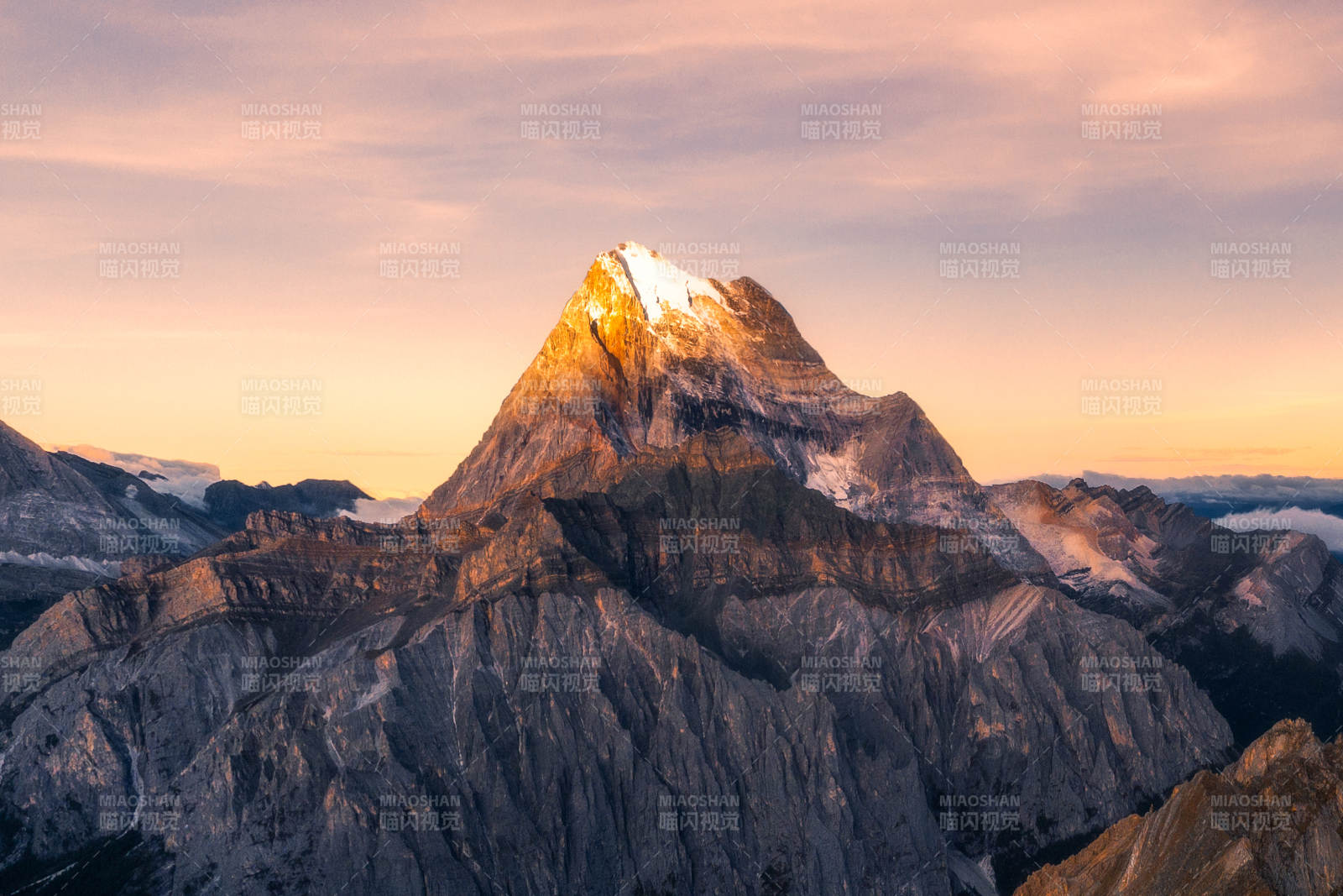雪山之巅 晨光初照图片