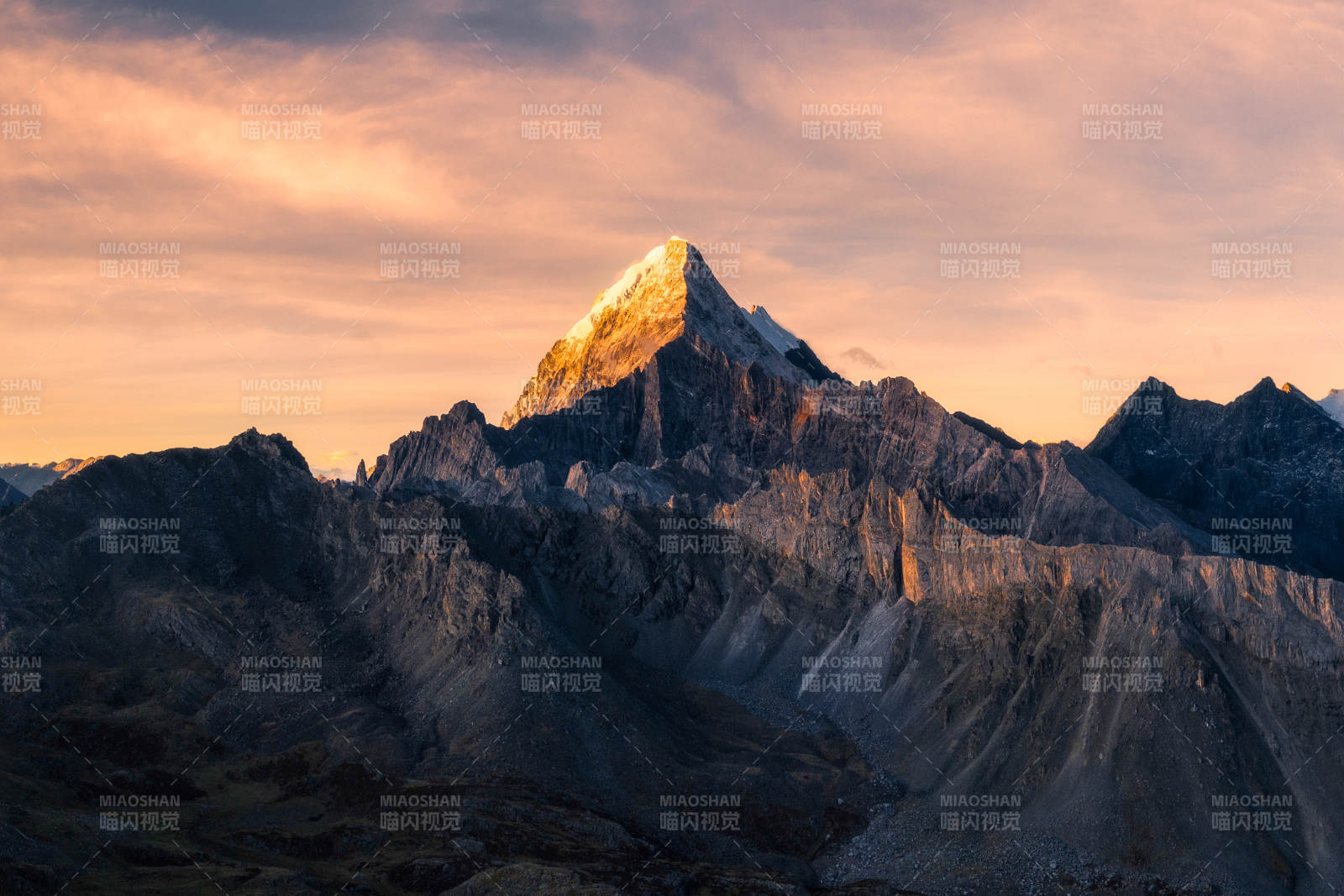 夕阳下的巍峨山峰图片