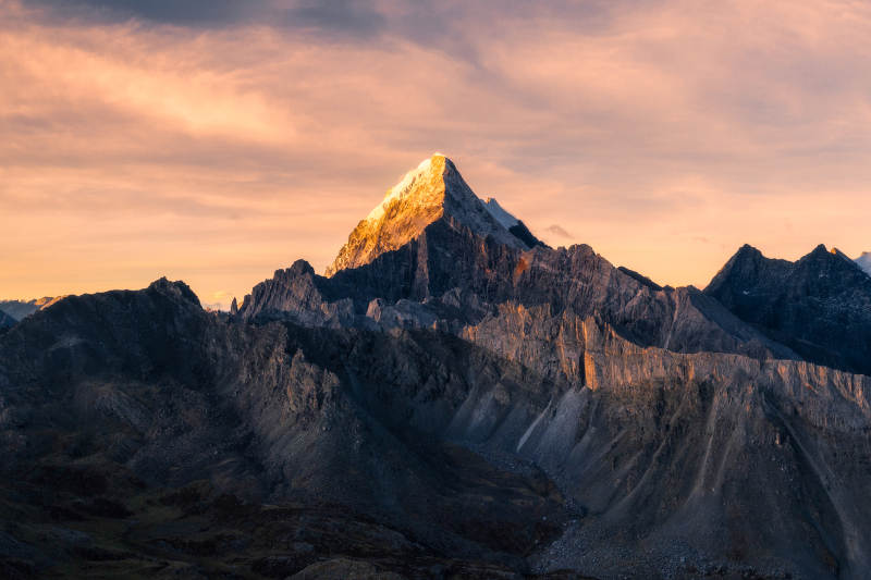 夕阳下的巍峨山峰图片