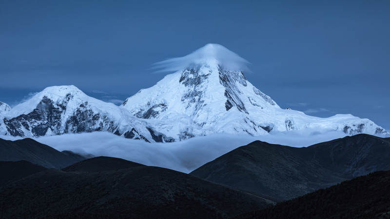 雪山之巅 云雾缭绕图片
