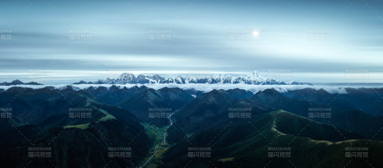 雪山远眺 云海苍茫图片