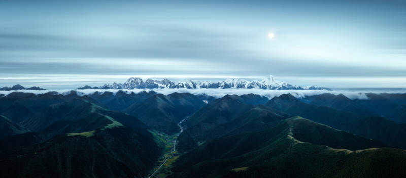 雪山远眺 云海苍茫图片