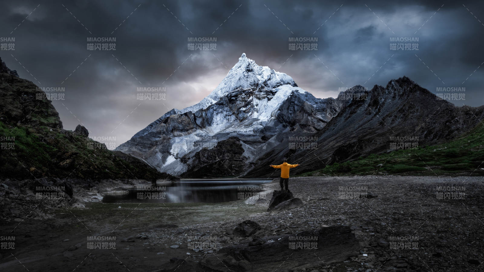 雪山下的孤独旅人图片