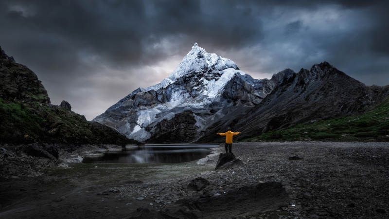 雪山下的孤独旅人图片