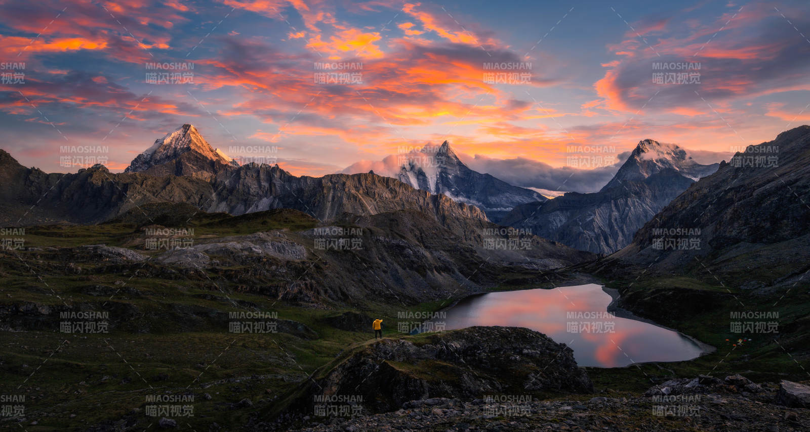 雪山湖畔夕阳红图片