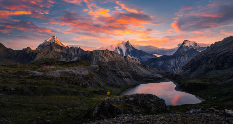雪山湖畔夕阳红图片
