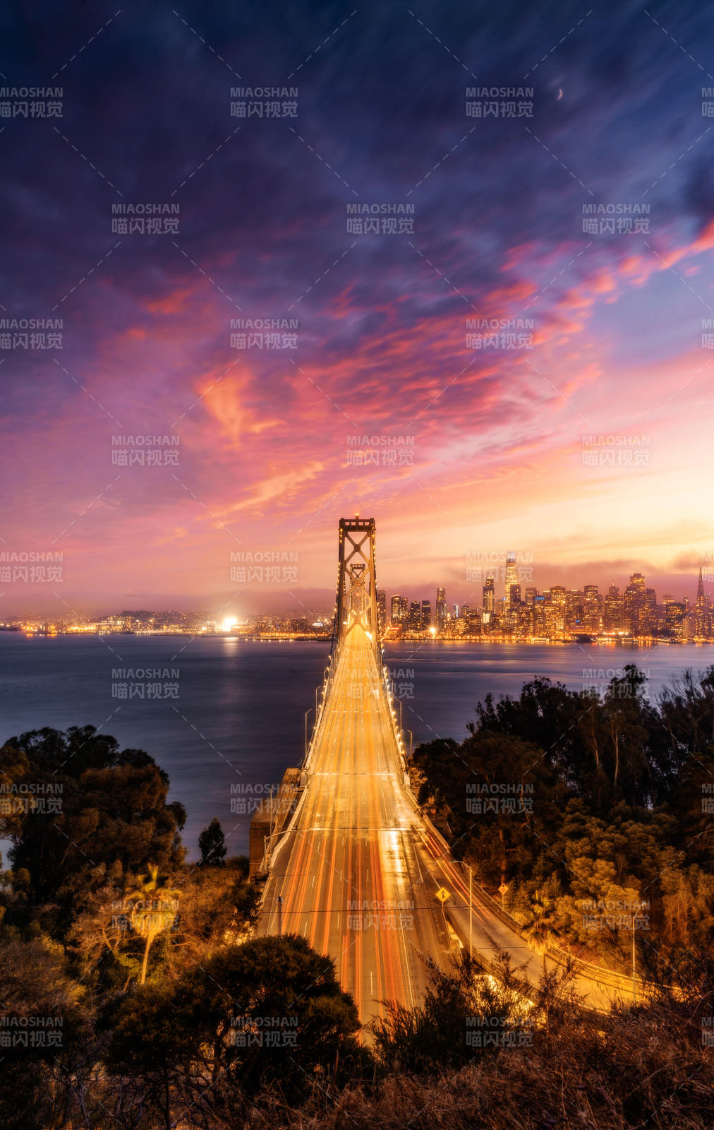 夕阳下的城市与大桥图片