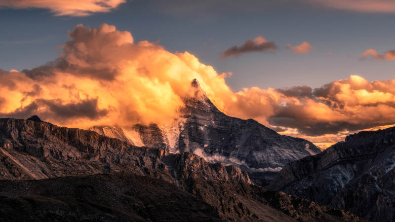 夕阳下的雄伟山峰图片