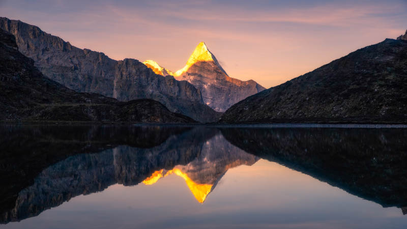 雪山湖畔 晨曦倒影图片