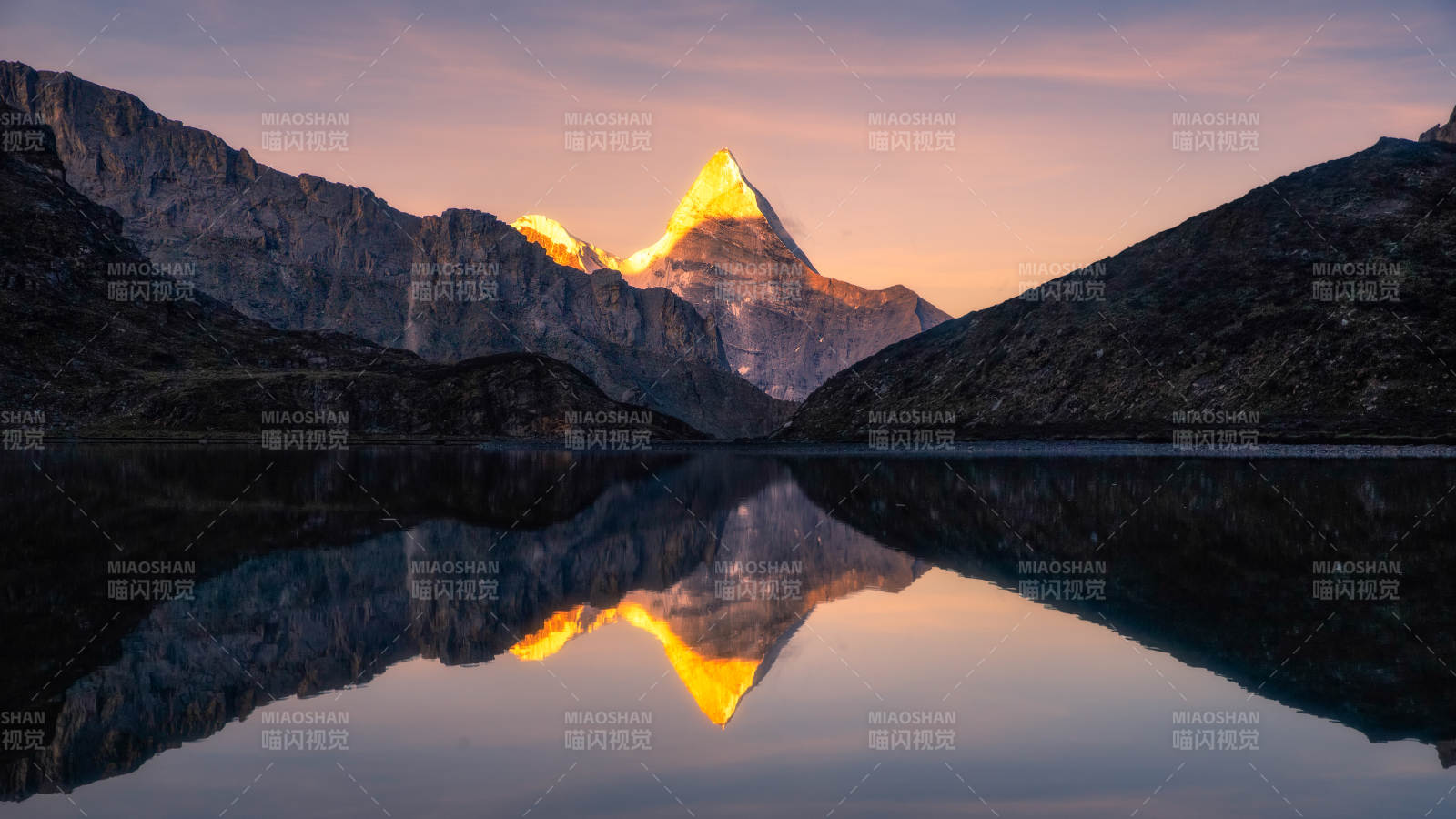 雪山湖畔 晨曦倒影图片