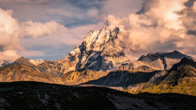 雪山夕照 云海缭绕图片
