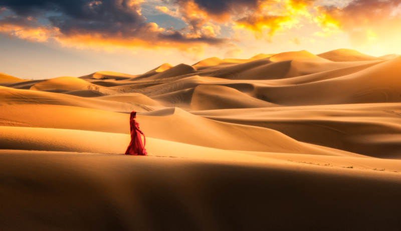 沙漠夕阳 红裙独行图片