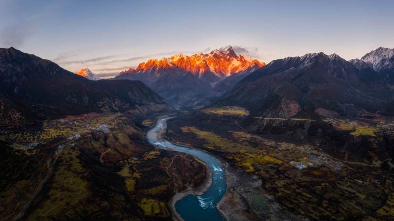 雪山峡谷 晨光映照图片