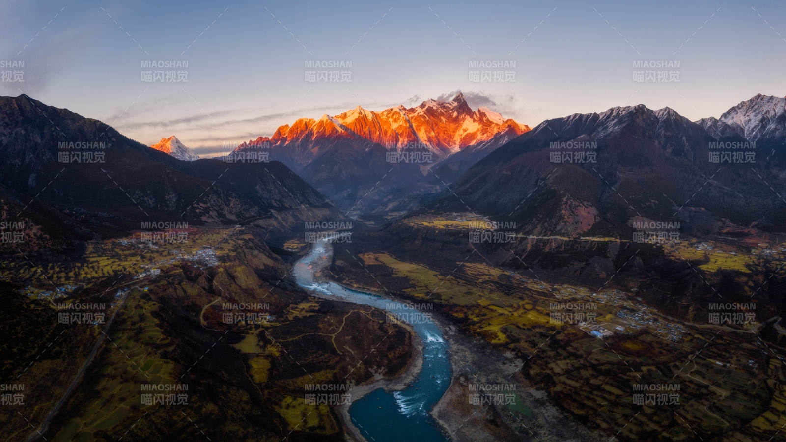 雪山峡谷 晨光映照图片