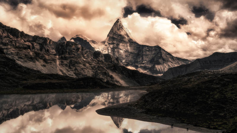 湖畔山峰倒影如画图片