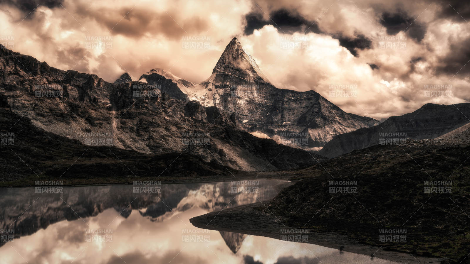 湖畔山峰倒影如画图片