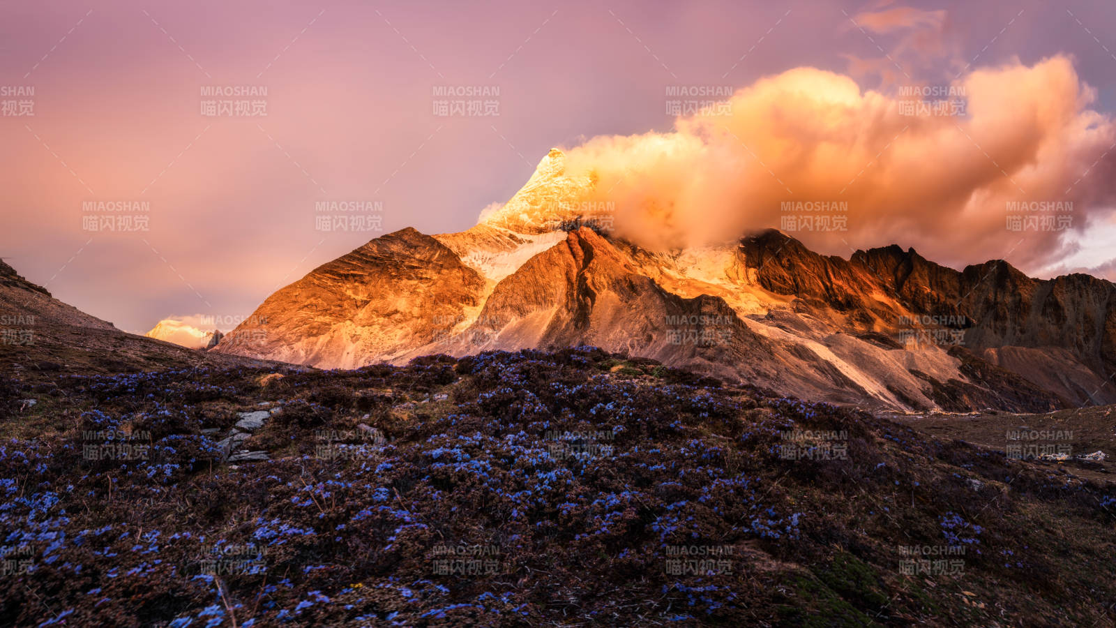 雪山晨曦 云雾缭绕图片