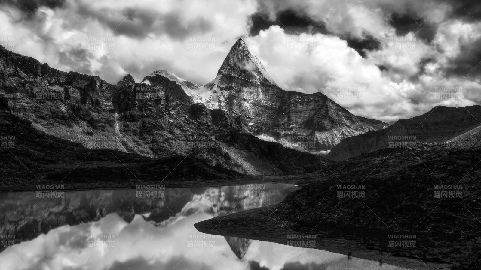 山湖倒影 云雾缭绕图片