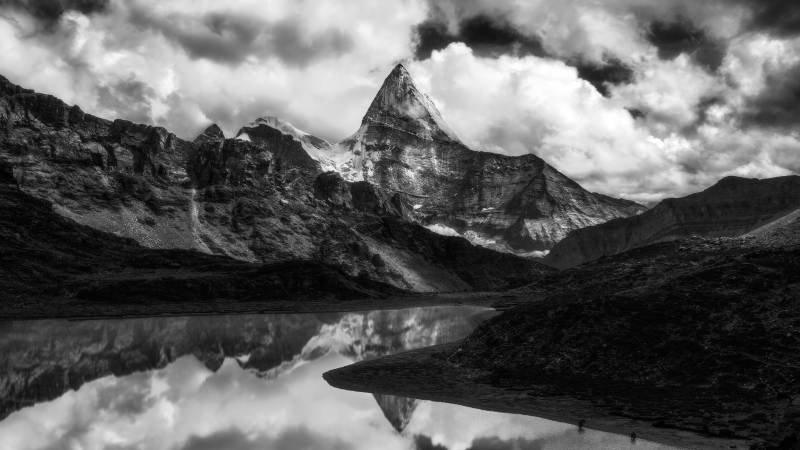 山湖倒影 云雾缭绕图片