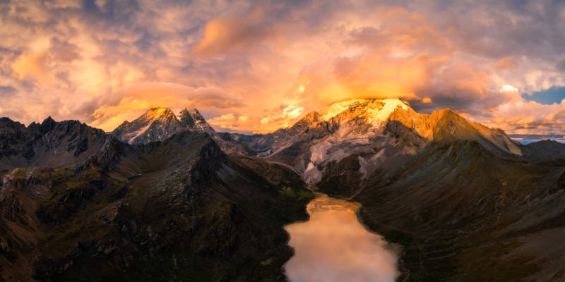 雪山湖畔夕阳美图片