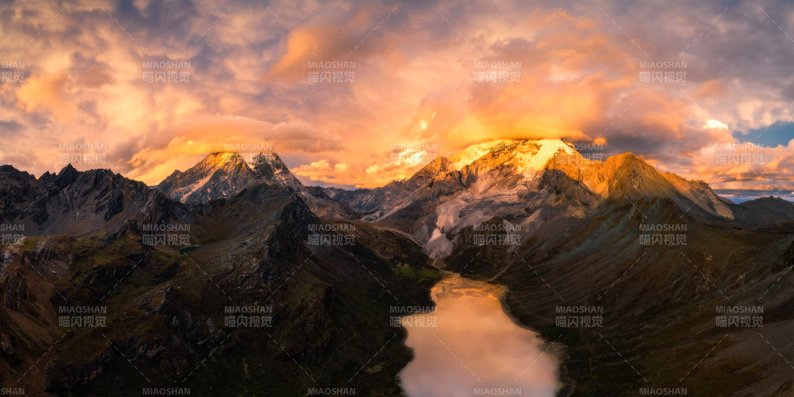 雪山湖畔夕阳美图片