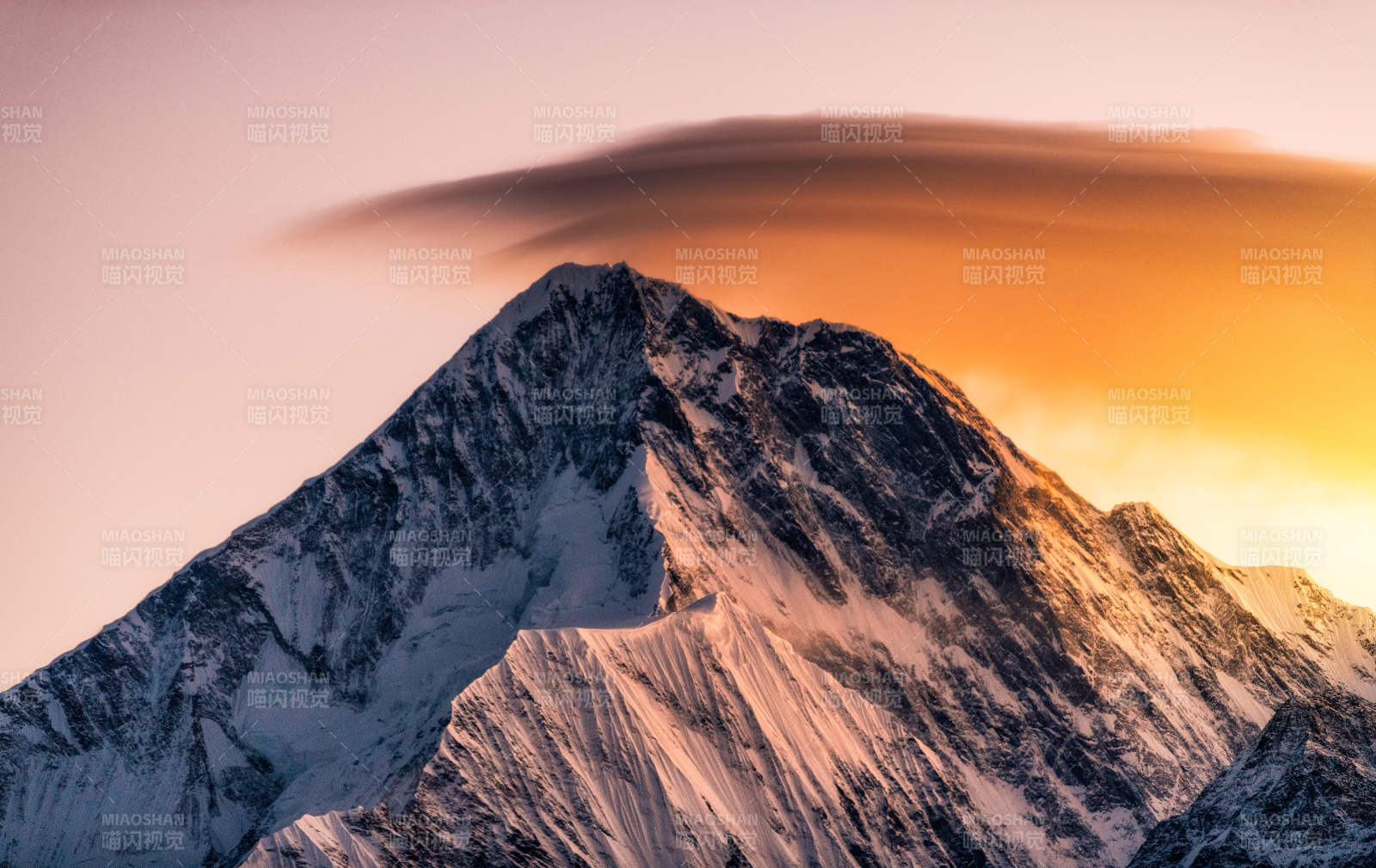 雪山之巅 云海奇观图片