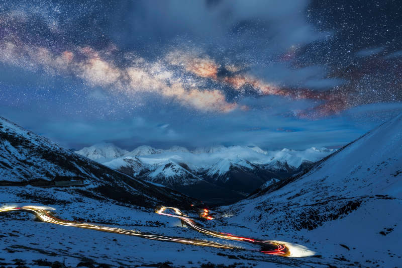 雪山夜景 星光璀璨图片