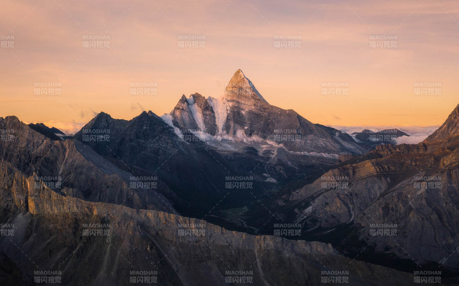 雪山日落 壮丽景色图片