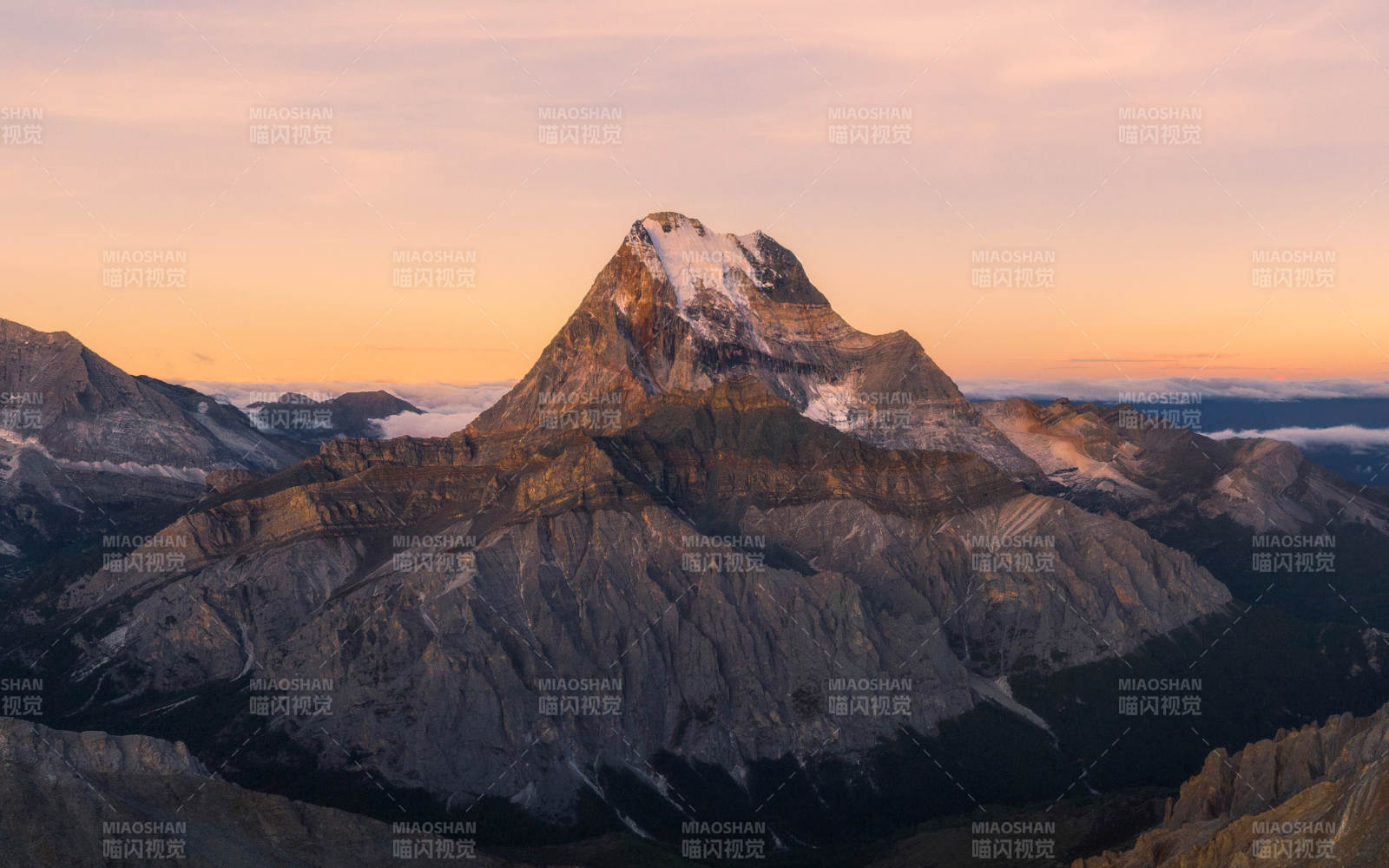雪山日落 壮丽景色图片